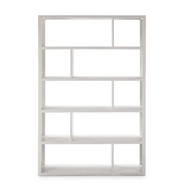 Estantería nórdica con múltiples estantes en madera blanca.