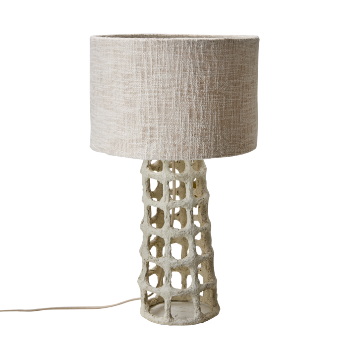 Lámpara de mesa étnica con pantalla de algodón blanco y estructura de papel maché y hierro natural.