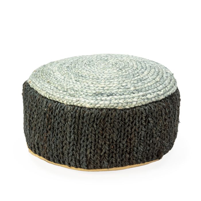 Puff redondo étnico trenzado en yute en color gris y negro.