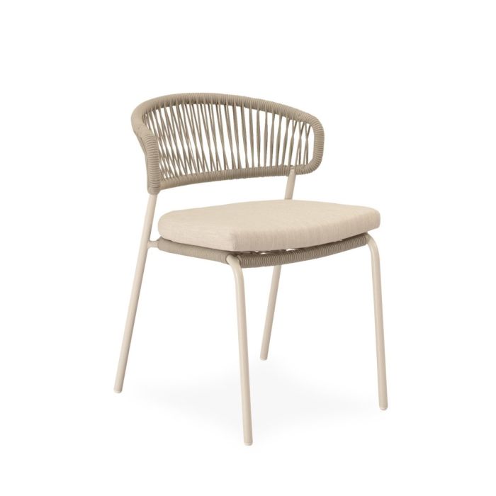 Silla de exterior étnica en acero galvanizado, cuerda beige y cojín en tejido gris claro.