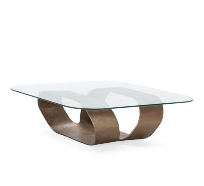 Mesa de centro contemporánea con sobre de cristal y base ondula de metal bronce envejecido.