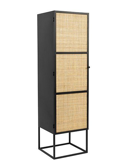 Armario con puerta tiene una estructura y un diseño original: la estructura de este armario descansa sobre unos pies de metal negro 