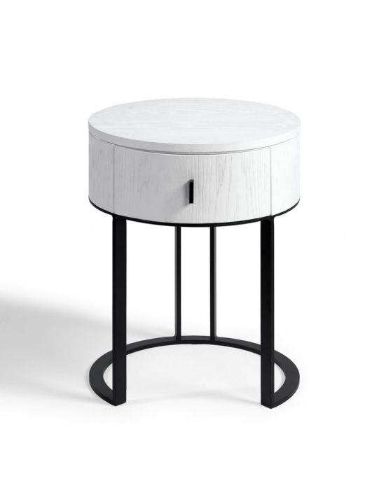 Mesita de noche de diseño moderno en madera de roble blanca y base de metal negro.