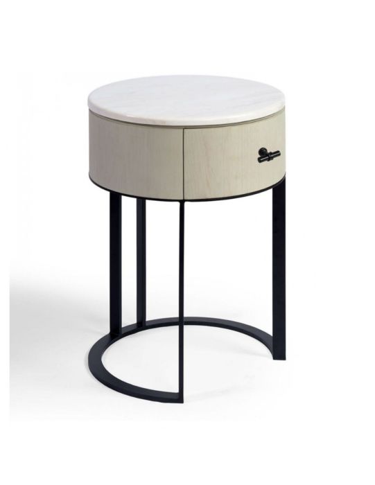 Mesita de noche de diseño moderno con sobre de piedra blanco, madera blanca grisácea y patas de metal negro.