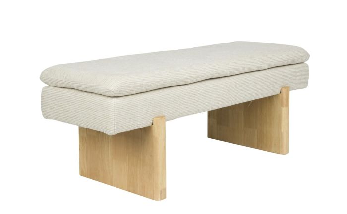 Banco en madera de pino natural tapizado en tejido gris.