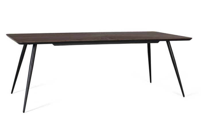 Mesa de comedor estilo industrial en madera de teca reciclada marrón oscuro con patas de hierro negro.