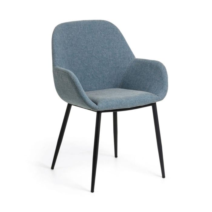 Silla moderna en tejido azul claro con patas de metal negro.