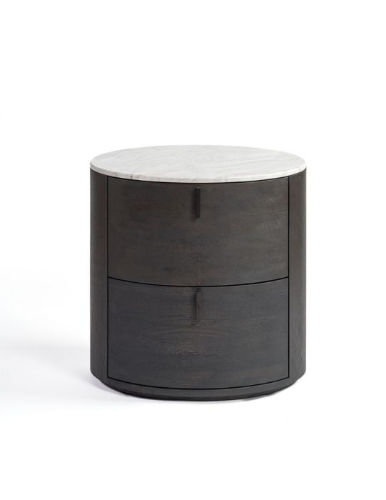Mesita de noche de diseño moderno en madera de roble negro y marrón con sobre de piedra blanca.