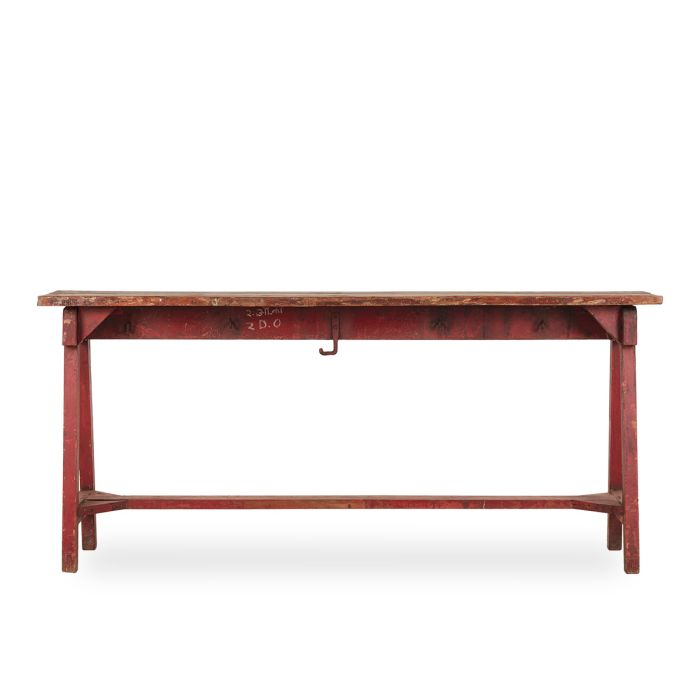 Consola antigua vintage en madera natural y hierro rojo desgastado.