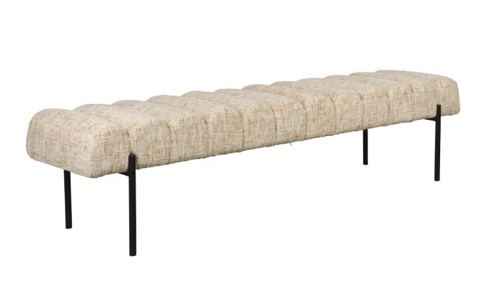 Banco asiento nórdico en estructura de hierro negro tapizado en tono beige.