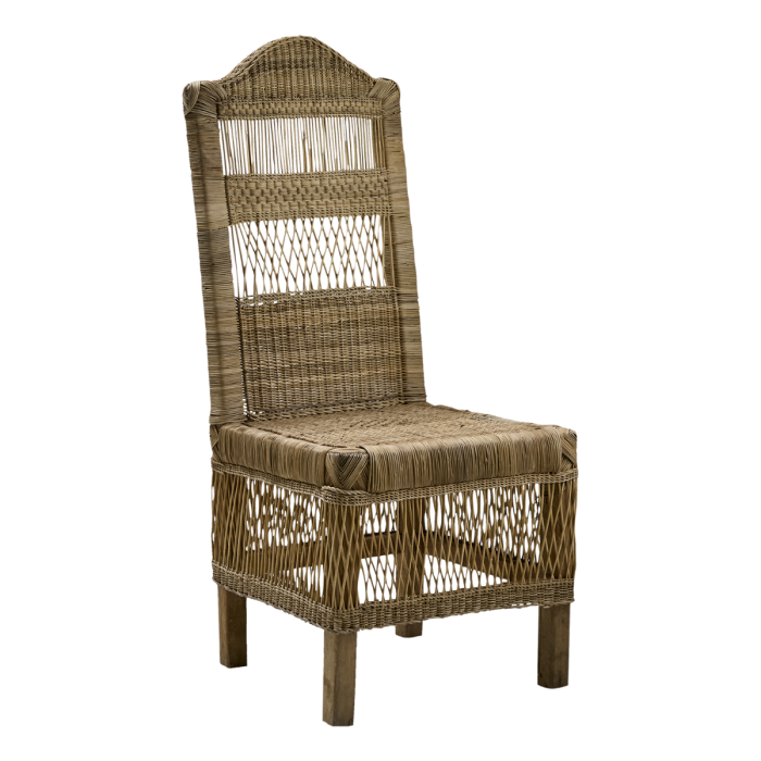Silla con respaldo alto tropical en madera y ratán natural.