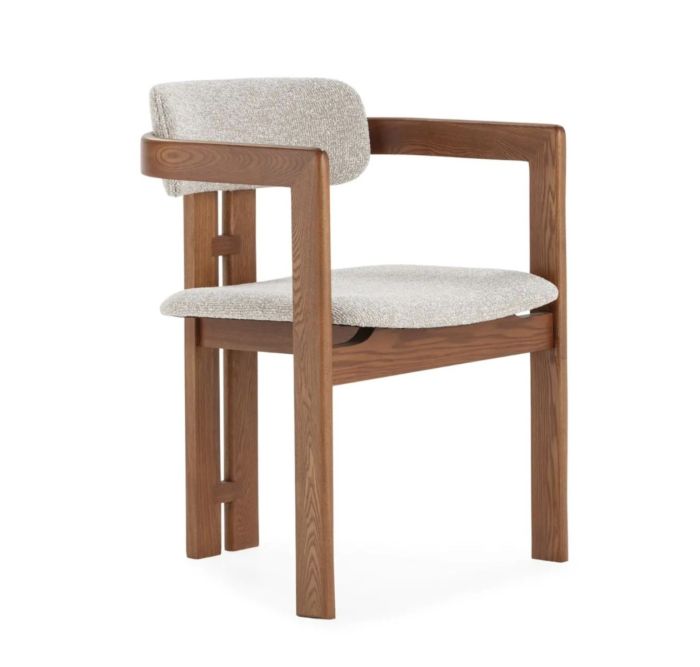 Silla nórdica en madera de fresno nogal y tela gris.
