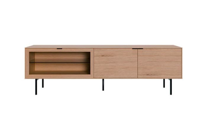 Mueble de TV nórdico en madera de roble y chapado de roble natural con patas en metal negro.