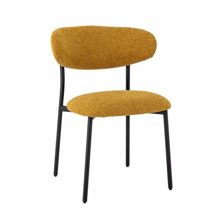 Silla contemporánea estructura de madera tapizado en tela chenilla amarilla y patas de metal negro.