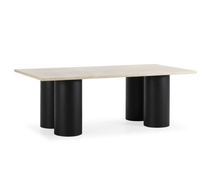 Mesa de comedor de diseño moderno con sobre de mármol travertino crema y patas de madera de roble en negro.