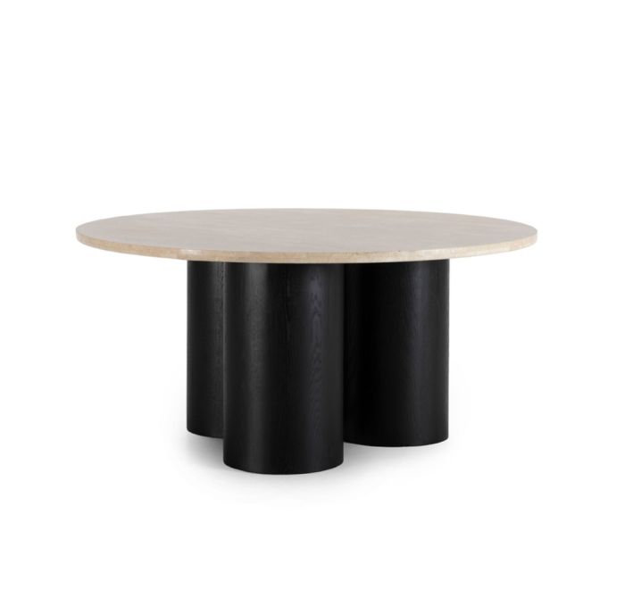 Mesa de comedor de diseño moderno con sobre de mármol travertino crema y patas de chapa de roble en negro.