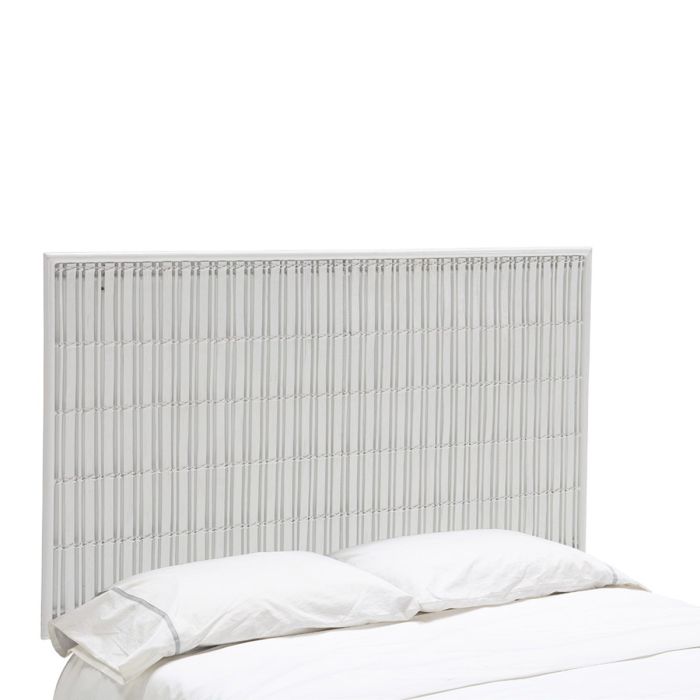 Cabecero de cama vintage en metal y mimbre blanco.