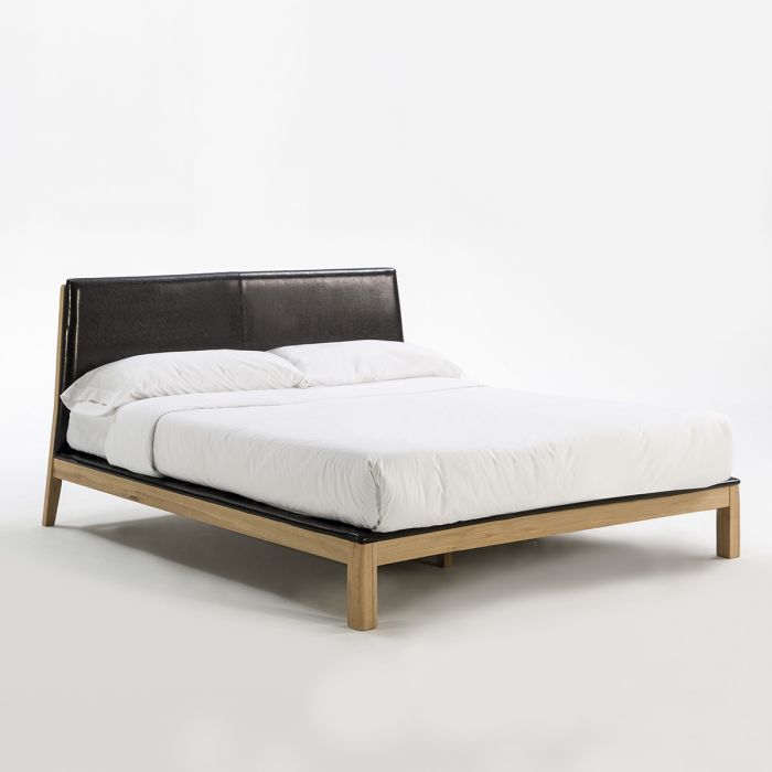 Cama Confort en Madera de Fresno Natural y Tapizado de P.Piel Negro.
