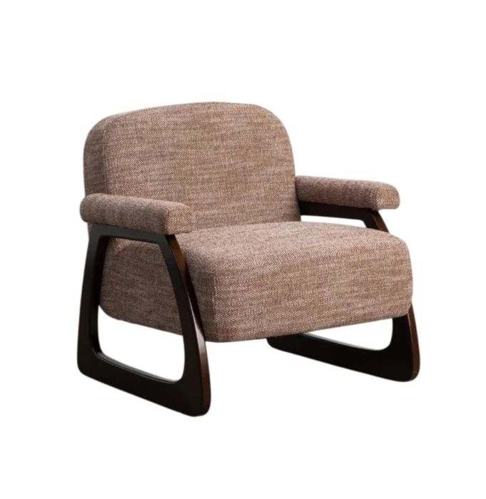 Sillón nórdico moderno en madera de caucho oscura tapizada en tejido beige-marrón.