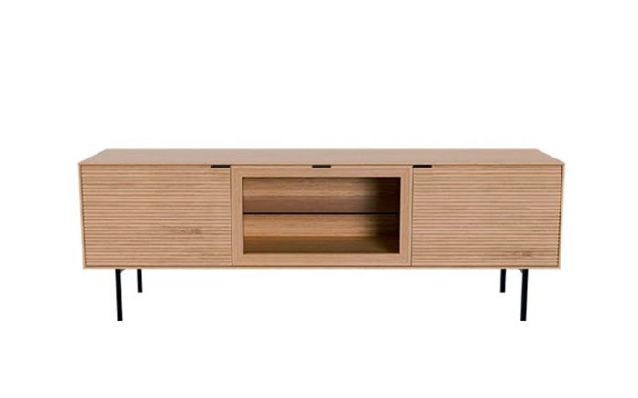 Mueble de TV nórdico en madera de roble y chapado de roble natural con tiradores y patas en metal negro.