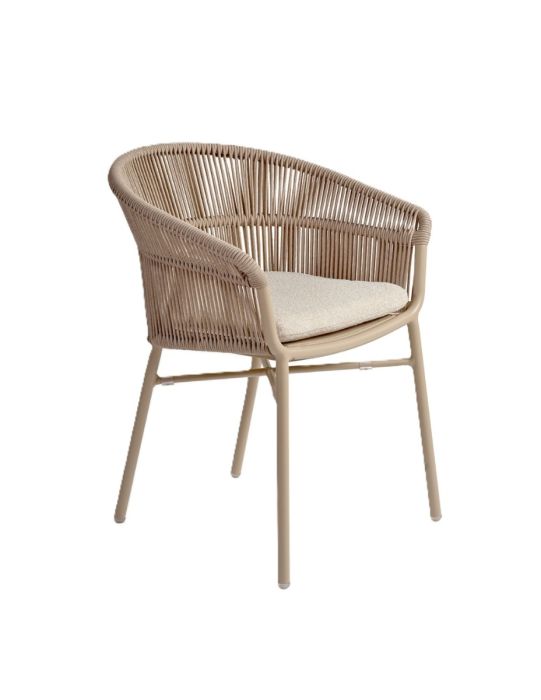 Silla nórdica trenzada en cuerda tono arena y cojín beige.