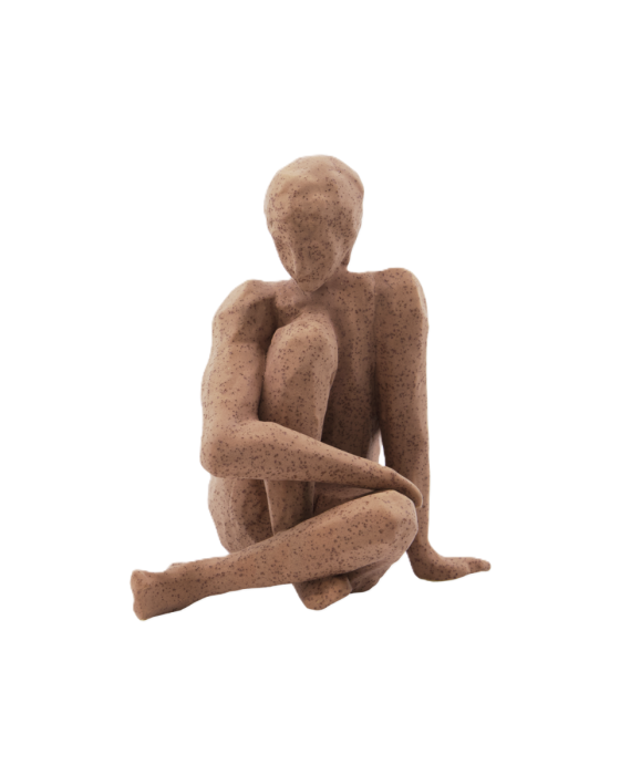 Figura de mujer contemporánea en cerámica marrón.