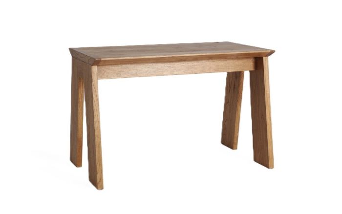 Escritorio nórdico en madera mindi marrón.