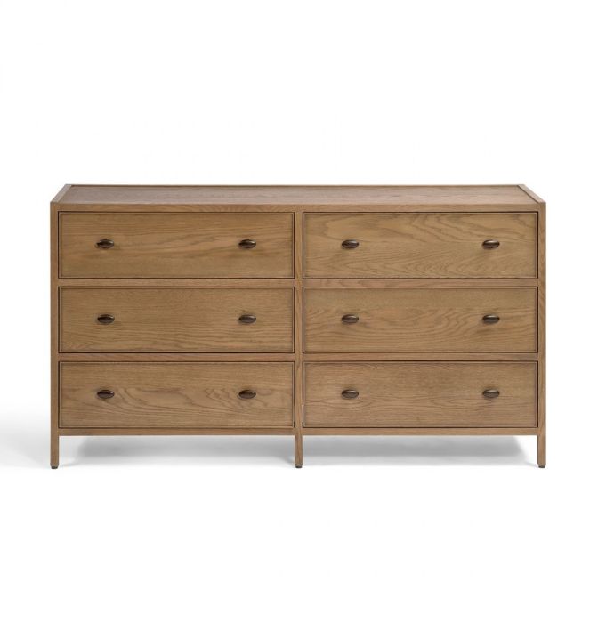 Cómoda mid-century en madera de roble natural patinado gris y tiradores metálicos.