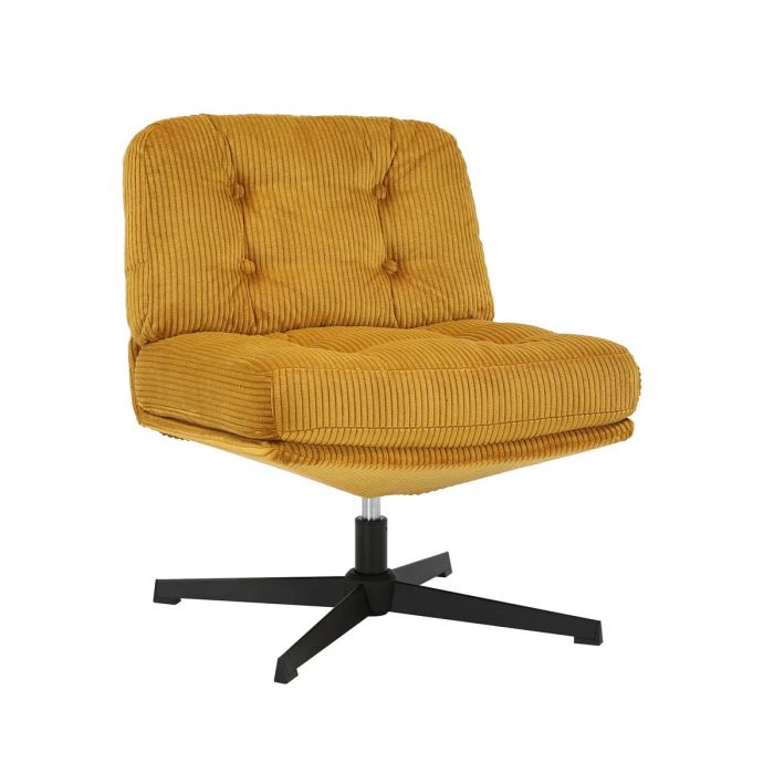 Sillón moderno tapizado en tela miel con patas de metal negro.