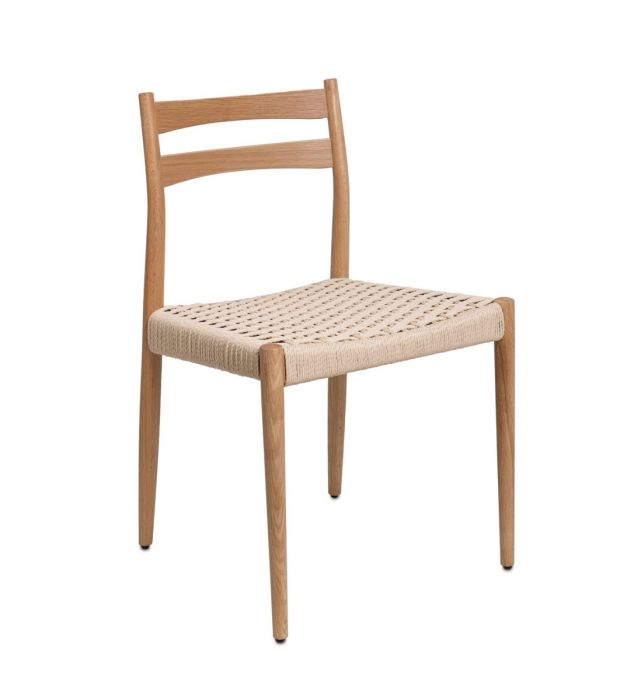 Silla étnica en madera de roble natural con asiento de cuerda beige.