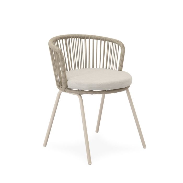 Silla de exterior étnica en acero galvanizado, cuerda    beige y cojín en tejido gris claro.