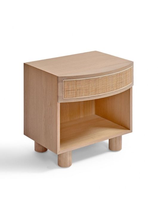 Mesita de noche nórdica en madera de roble y frontal de ratán natural.