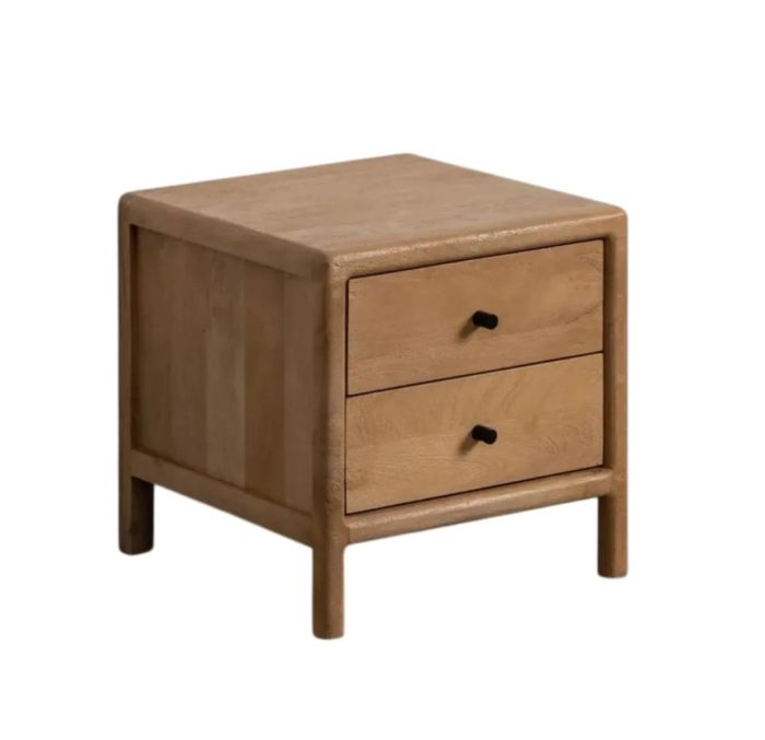 Mesita de noche nórdica en madera de mango natural con tiradores metálicos negros.