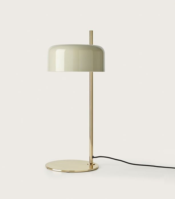 Lámpara de sobremesa mid-century en metal oro brillo y pantalla blanco brillante.
