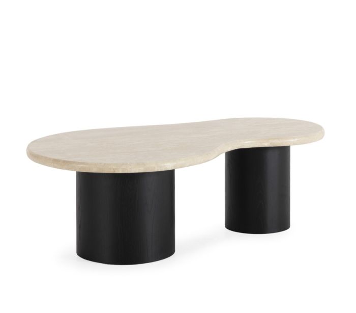 Mesa de centro de diseño moderno de forma orgánica con sobre de mármol travertino y base de chapa de fresno negro.