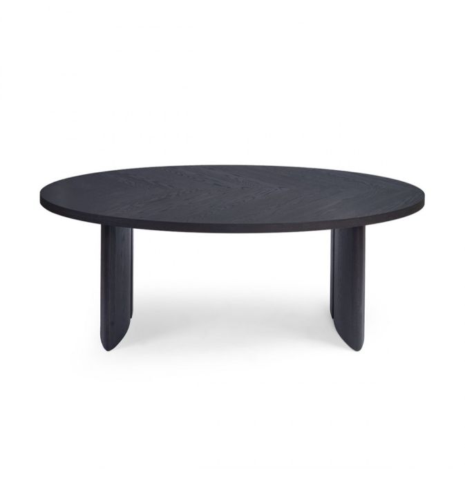 Mesa de comedor ovalada de diseño moderno en madera de roble negro y marrón.