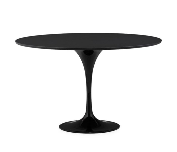 Mesa de comedor moderna con sobre en dm y base de aluminio negro.