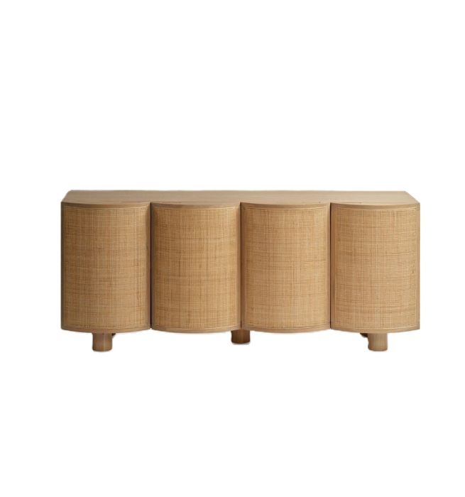Aparador nórdico en madera de roble claro y puertas de ratán natural.
