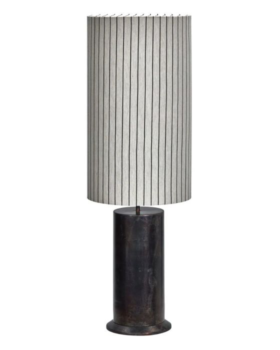 Lámpara de pie en hierro marrón antiguo y pantalla de algodón blanco roto con rayas negras.