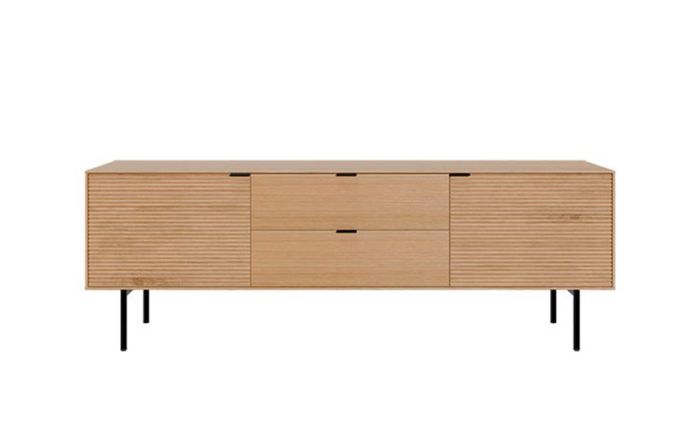 Mueble de TV nórdico en madera de roble y chapado de roble natural con tiradores y patas en metal negro.