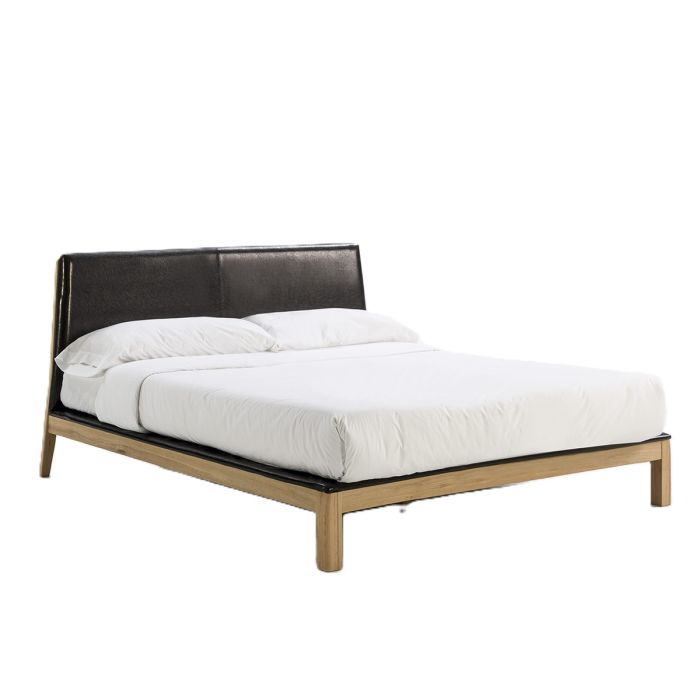 Cama nórdica moderna en madera de fresno natural y tapizada en piel negra.