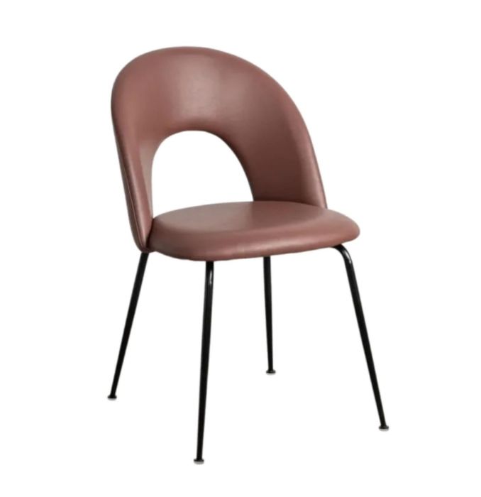 Silla moderna dm tapizado en piel tono vino y patas de metal negro.