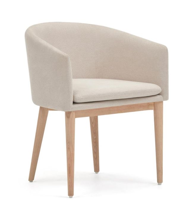 Silla nórdica en madera de fresno tapizada en tela beige.