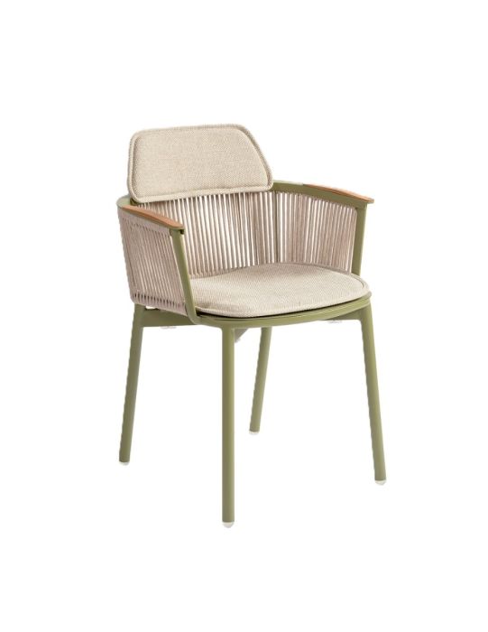 Sillón de comedor tropical en cuerda tono arena, aluminio verde y detalles de madera en los brazos.
