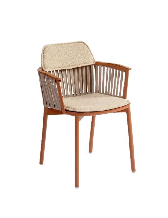 Sillón de comedor nórdico en cuerda tono arena, aluminio marrón arenisco y detalles de madera en los brazos.
