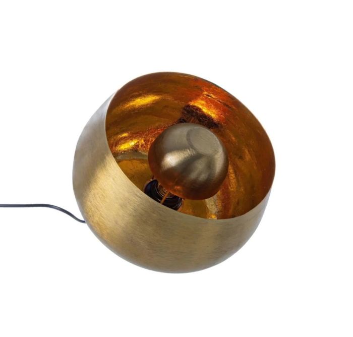 Lámpara art decó semicircular en metal exterior tono dorado y interior ámbar.