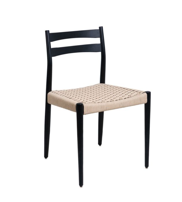 Silla nórdica en madera de roble negro con asiento de cuerda beige.