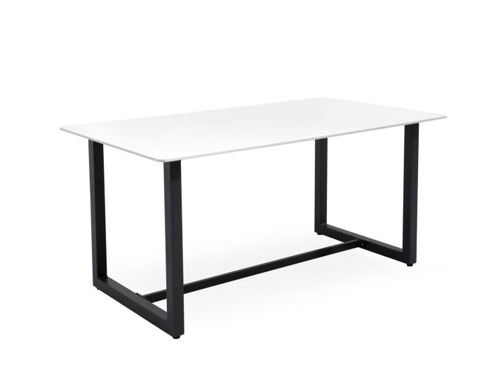 Mesa de comedor exterior moderna en porcelánico  blanco y acero galvanizado negro.