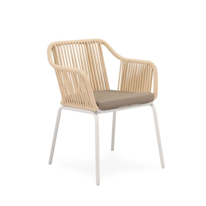 Silla de exterior étnica en acero galvanizado blanco, cuerda beige y cojín en tejido gris oscuro.