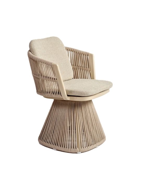 Sillón nórdico trenzado en cuerda y cojínes color arena.